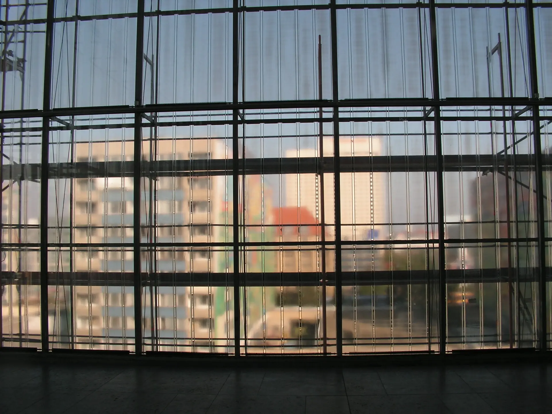 Eine große Glasfläche aus quadratischen Fenstern.