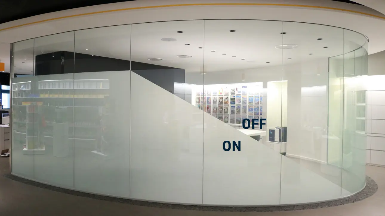 ClickFilm<sup>®</sup> an einer Scheibe von einem Besprechungsraum.