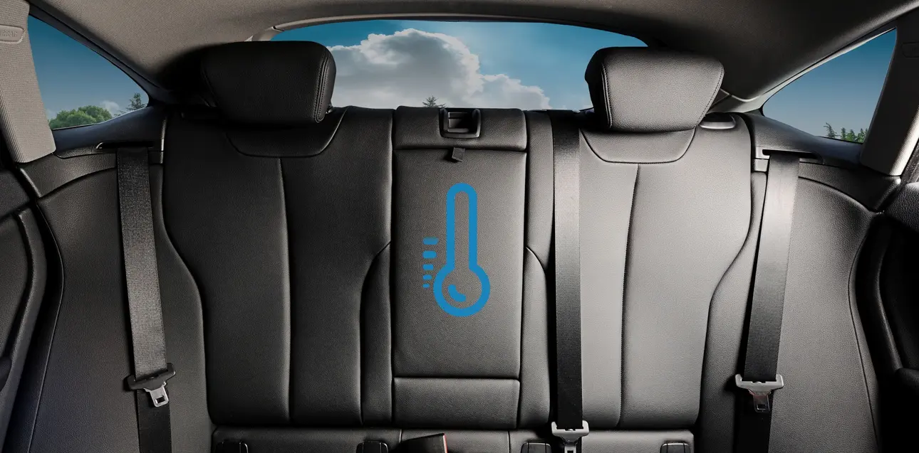 Die Rückbank eines Autos. Auf dem mittleren Sitz ein blaues Thermometer, das niedrige Temperaturen anzeigt.