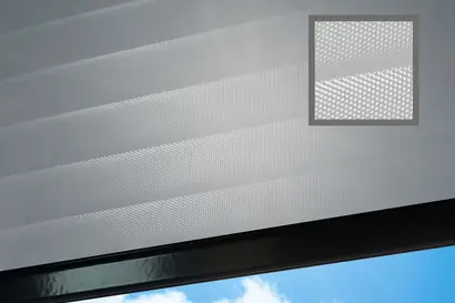 Geprägt und plissierter Folienbehang an einem Fenster mit Zoom auf die Wave Plissierung.