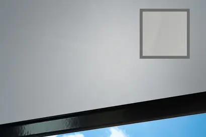 Folienbehang mit Zoom auf die glatte Fläche, an einem Fenster.