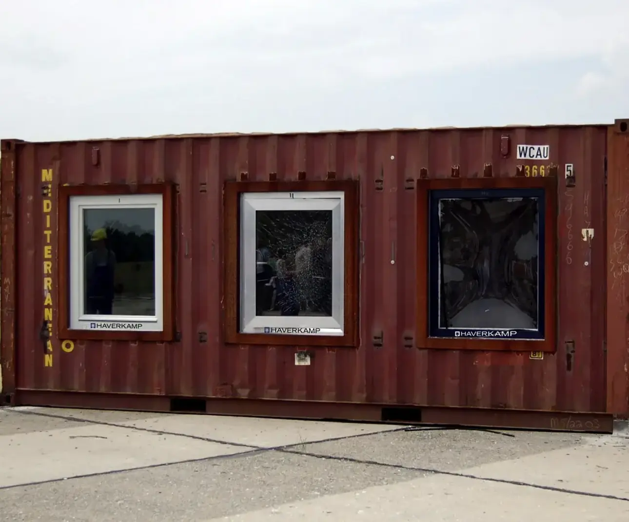 Ein Container mit drei Sicherheitsfenstern für Tests.