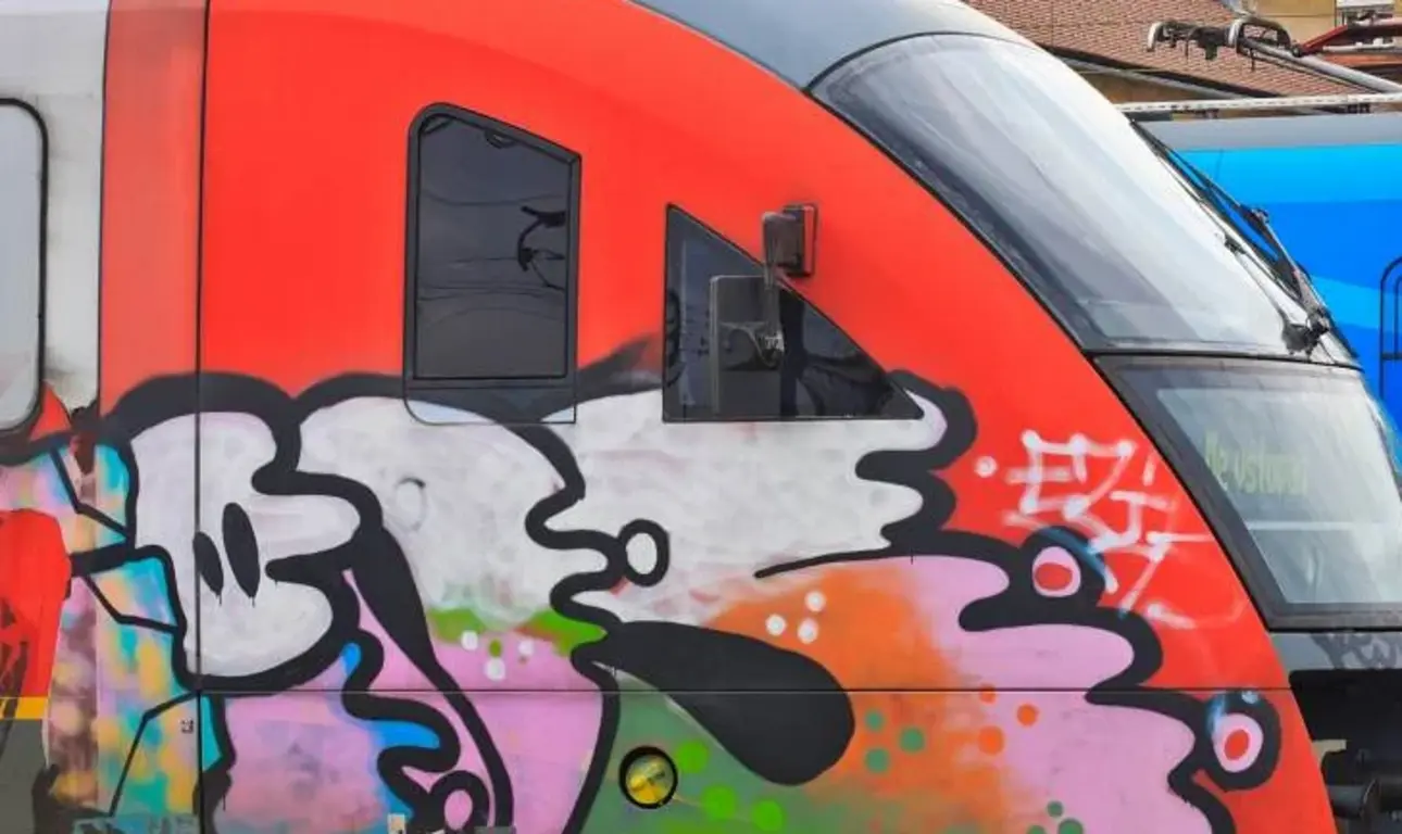 Ein mit Graffiti besprühter Bahnwaggon.