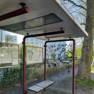 Die mit Graffiti vandalierte Fensterscheibe einer Bushaltestelle.